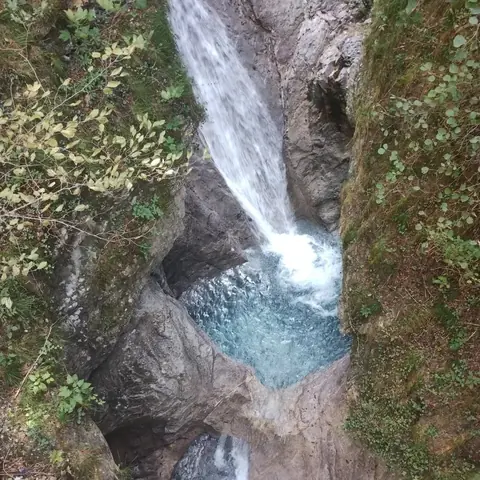 Cascata in una forra di roccia