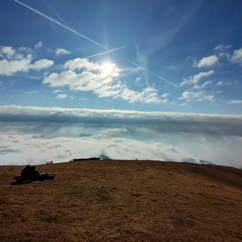 Mare di nuvole visto da un prato in vetta