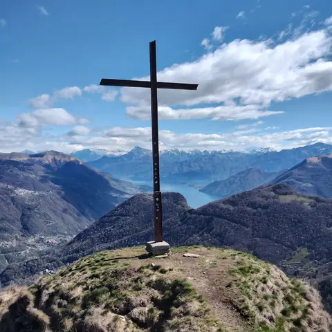 Croce di vetta con vista sui laghi