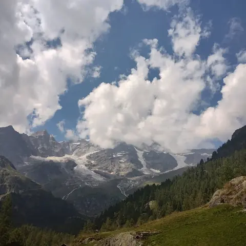 Ghiacciaio e nuvole sopra la valle