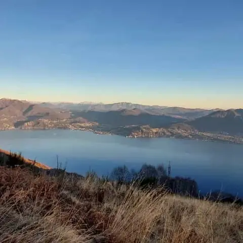 Lago al tramonto tra le colline