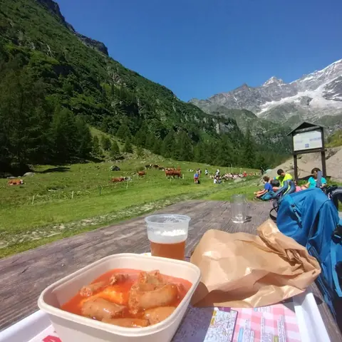 Pranzo al rifugio con vista sulla valle