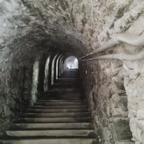 Scala in galleria scavata nella roccia
