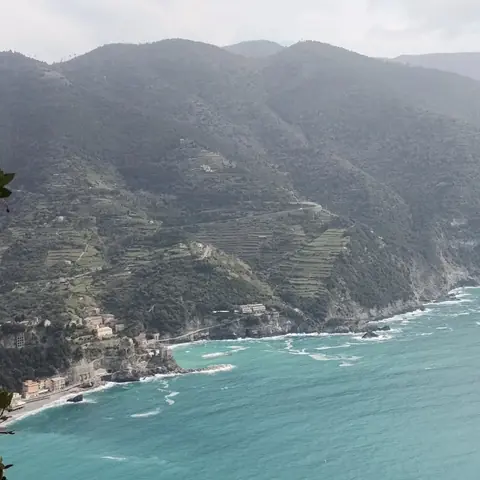 Costa a picco sul mare