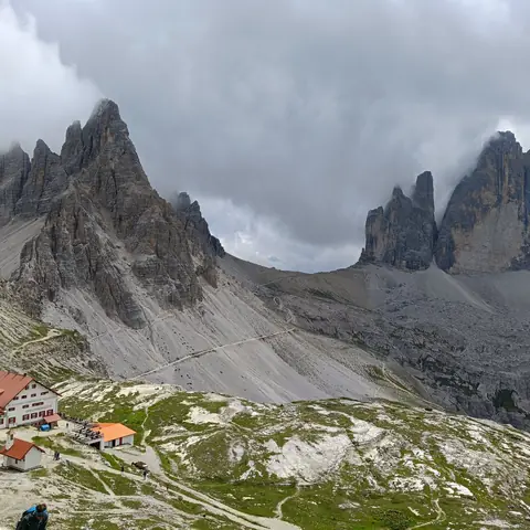 Le Tre Cime di Lavaredo con il rifugio sotto le nuvole