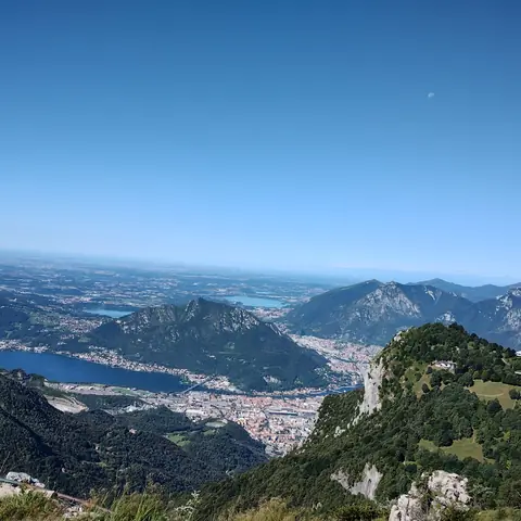 Il lago e la città di Lecco visti dall'alto