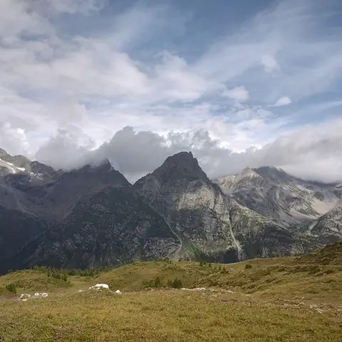 Cime rocciose e pascoli sopra l'Alpe Devero
