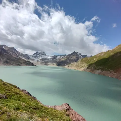 Lago artificiale turchese tra le montagne