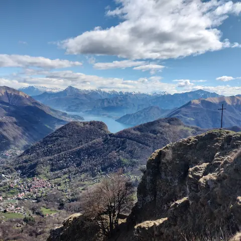 Vista sui laghi e sulle Prealpi da una cima rocciosa