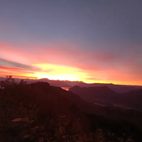 Tramonto rosso fuoco sopra le colline