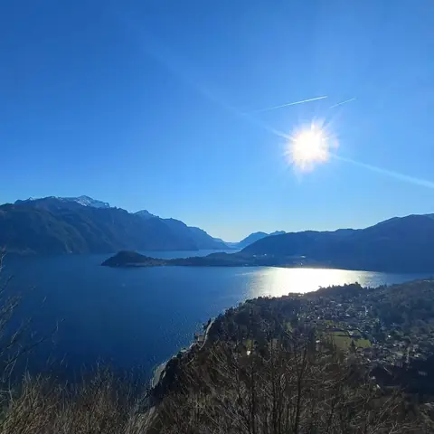 Il sole che si riflette sul Lago di Como in inverno