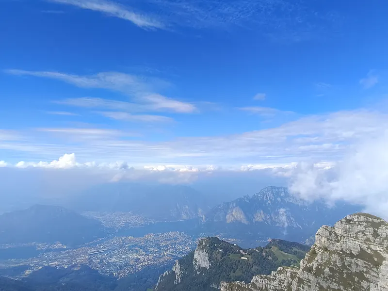 Rocce e panorama dalla vetta del Resegone