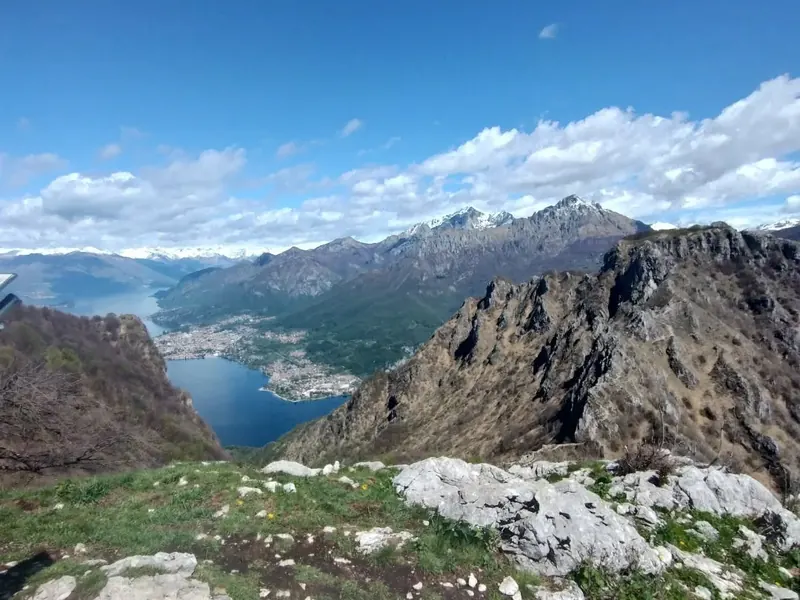 Vista sul lago e sulle montagne dal Corno Orientale di Canzo