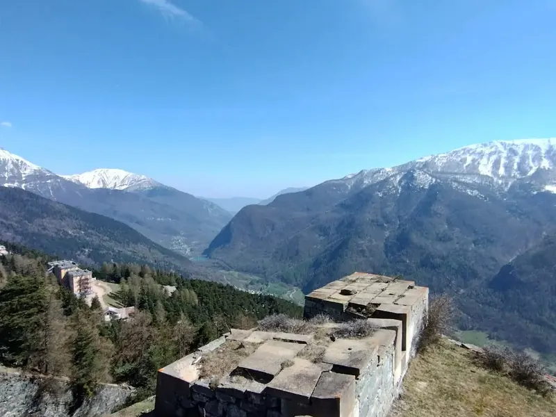 Le fortificazioni di Fenestrelle con la Val Chisone sullo sfondo