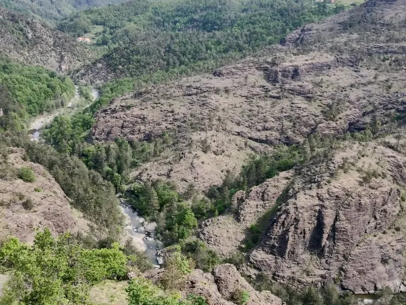 Le rocce scure del canyon della Val Gargassa