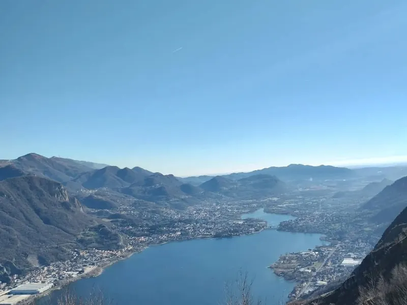 Il lago e la città visti dalla cresta del Monte Barro