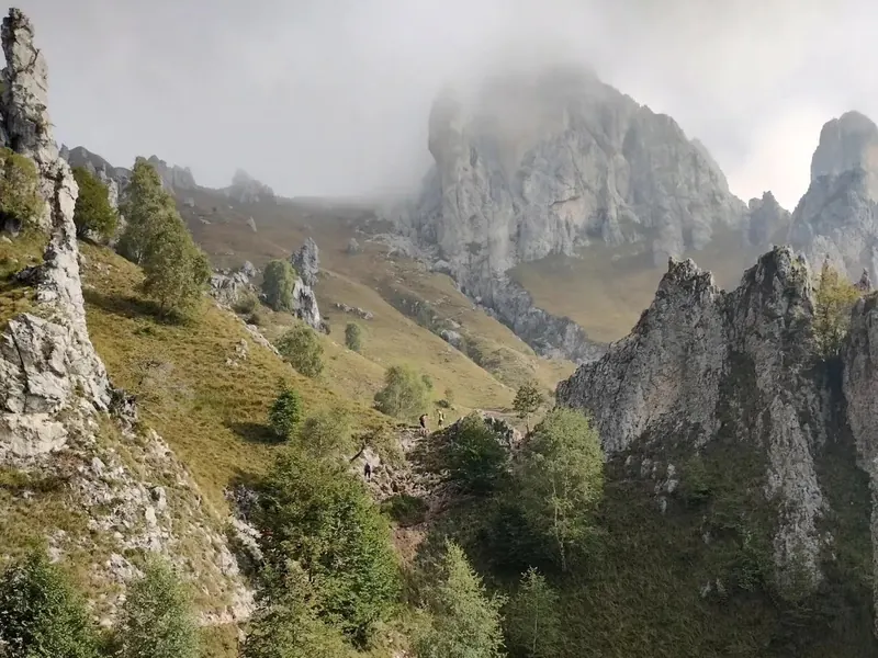 Le guglie della Grigna Meridionale tra le nuvole sopra i Piani dei Resinelli