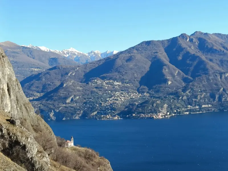 Il Lago di Como e le montagne viste dal sentiero del Sasso San Martino