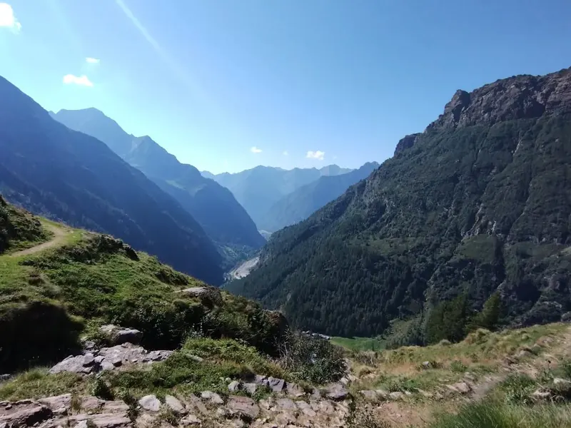 Valle verde tra le montagne salendo verso Testa Nera